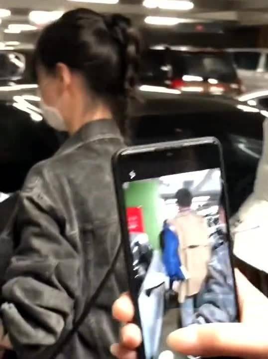 要求老公来接机,老公亲自接机，共度甜蜜重逢